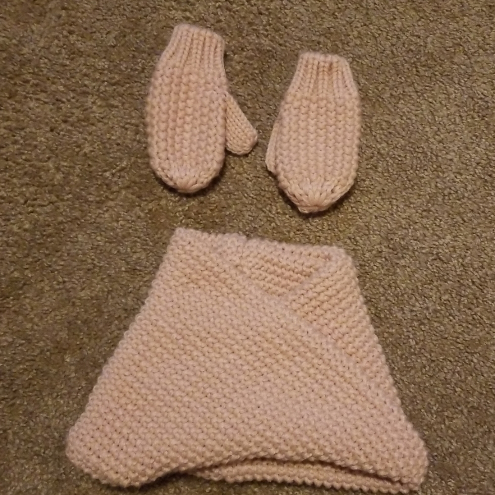 Baby Zara mittens and neck warmer